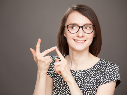Młoda kobieta w krótkich włosach i okularach na palcach u dłoni wylicza wskazówki dla alergików